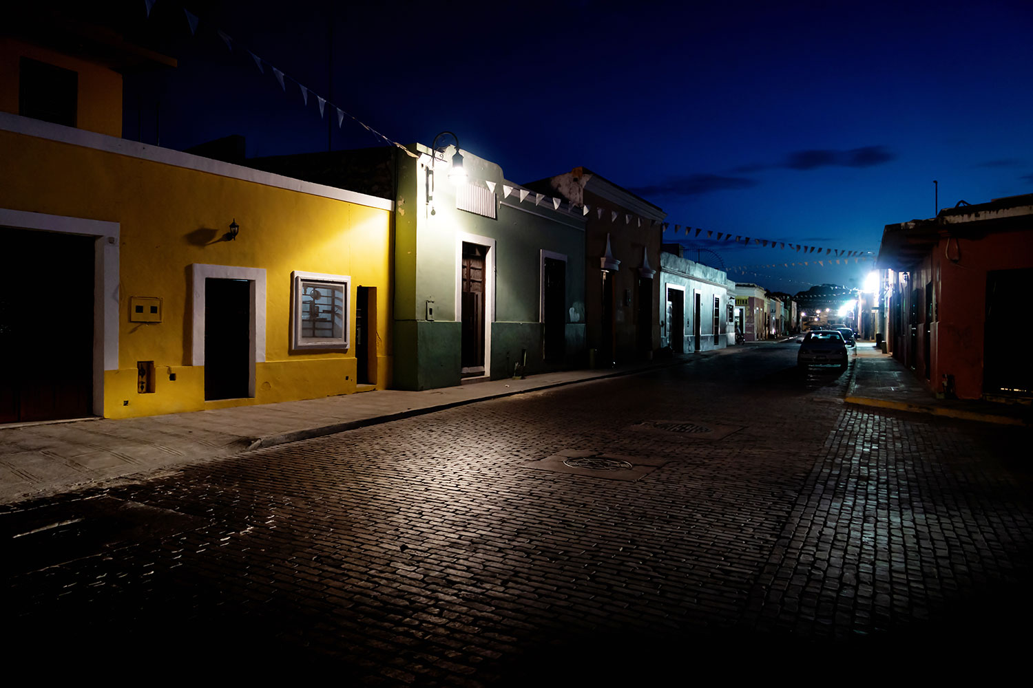 calle poco iluminada de una ciudad mexicana