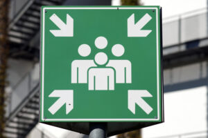 Señal de punto de reunión en caso de emergencia en un campus universitario. Getty Images.